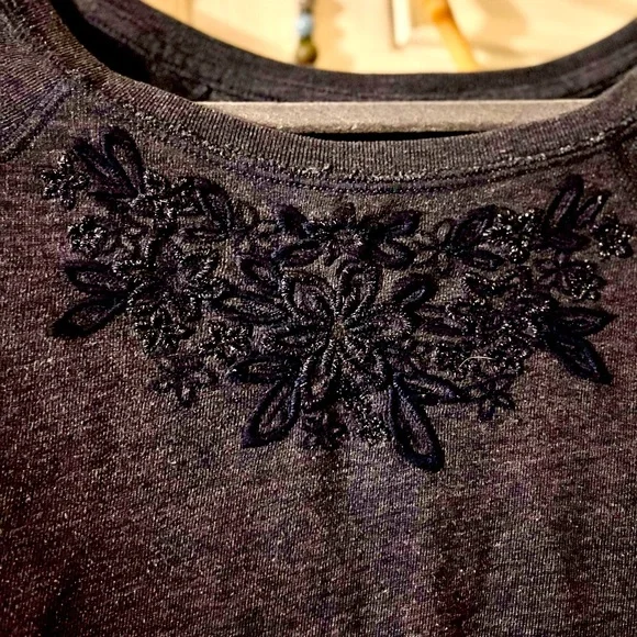 Holster- Navy Blue floral Embroidered Sweatshirt size L - Picture 2 of 4